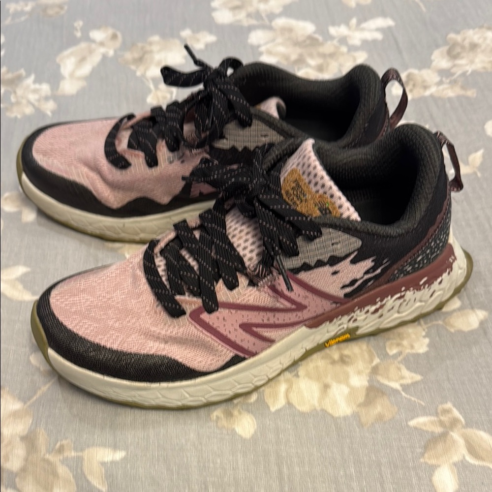 New Balance Pink and Black Athletic Shoes with Modern Design
